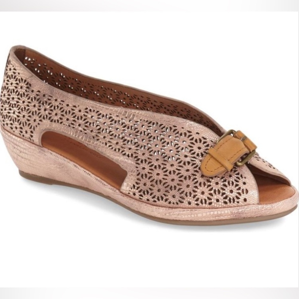 Kenneth Cole Gentle Souls Lanner NWT leather rose gold peep toe sandals  9.5